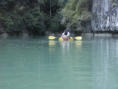 Med r---- i Vandskorpen, - tur med Sea Canoe, lukke luft ud kanoen for at komme under klippen ind i det stille paradis. 